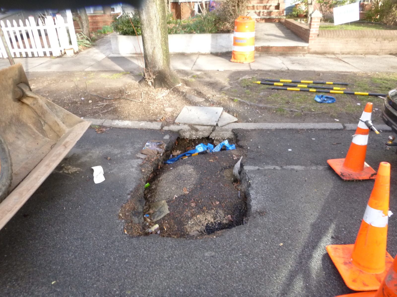 Broken Sewer Leads to Hole In Street - Harris Water Main