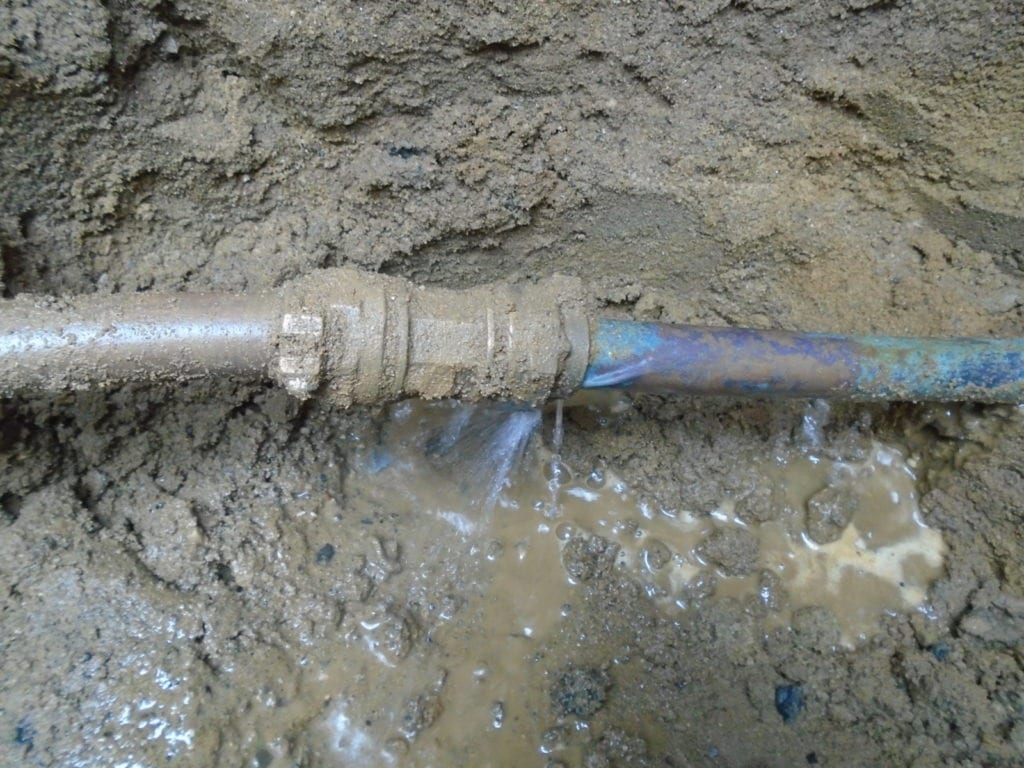 Water Line Break Leaks into Sewer Pit and Repaired Quickly ...